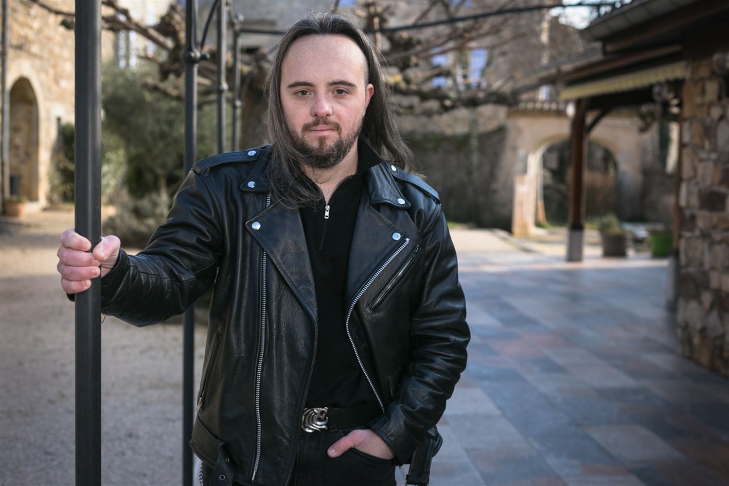 Dimitri est atteint de trisomie 21, sa passion poser, défiler; ses cheveux longs, son perfecto, lui donne une allure branchée.