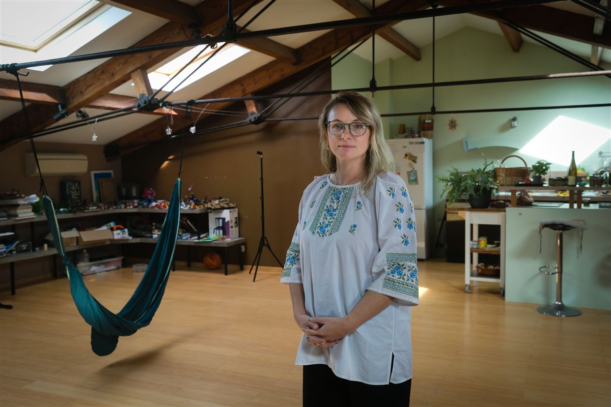 Daria est Ukrainienne, réfugiée avec ses deux enfants, la mairie lui loue un logement spacieux.