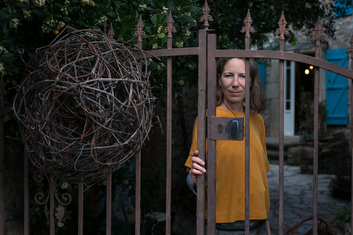 Maryline est une vannière de talent, elle se tient à la grille devant chez elle, au sous-sol son atelier de vannerie.