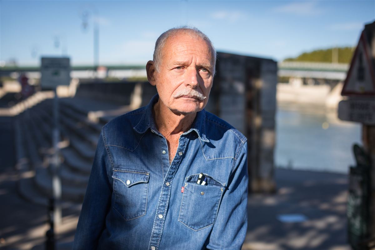Bernard, élégant dentiste retraité à la fine moustache, regard lointain vers le Rhône qui coule tout à côté du quai.